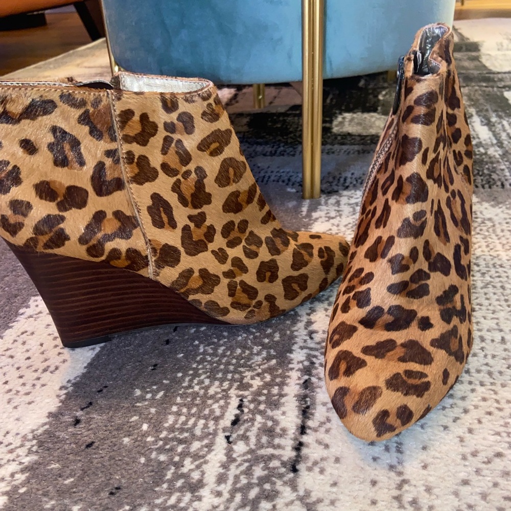 “LIKE NEW” Adrienne Vittadini leopard print wedge heel!